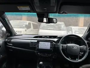 Toyota Hilux 2022 White