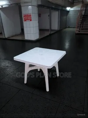 Imported Square Plastic Table for Bars/Hotels and Restaurants
