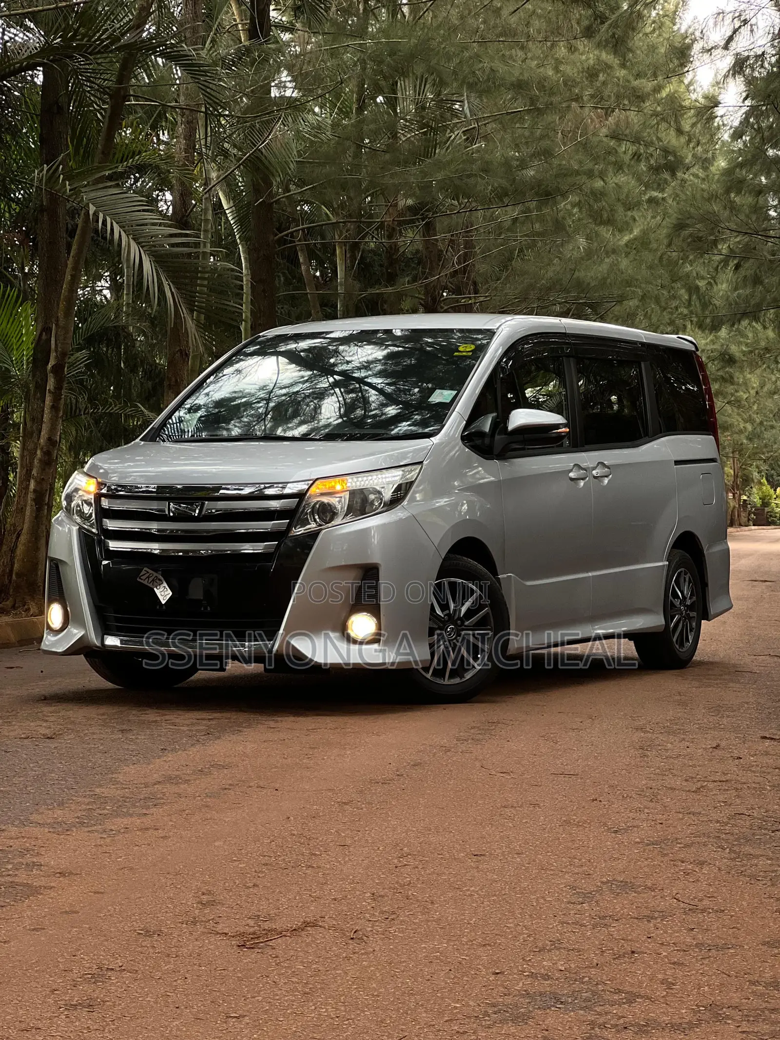 Toyota Noah 2016 Silver