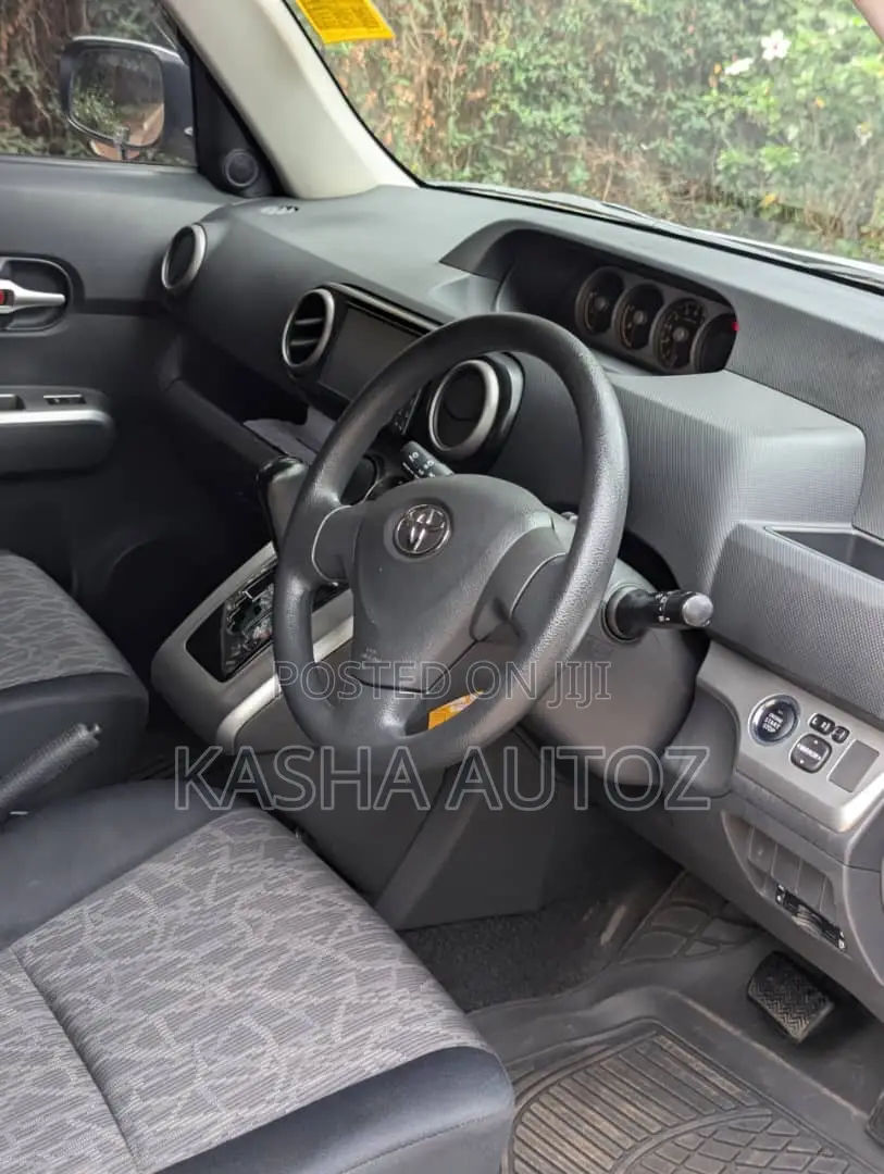 Toyota Corolla Rumion 2010 Silver