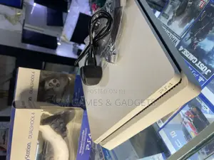 Playstation 4 Slim (With a Bundle of 10 Games and 2 Pads)