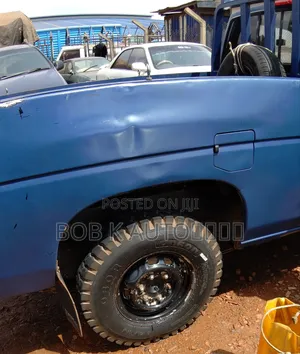 Nissan Pick-Up 1996 Blue