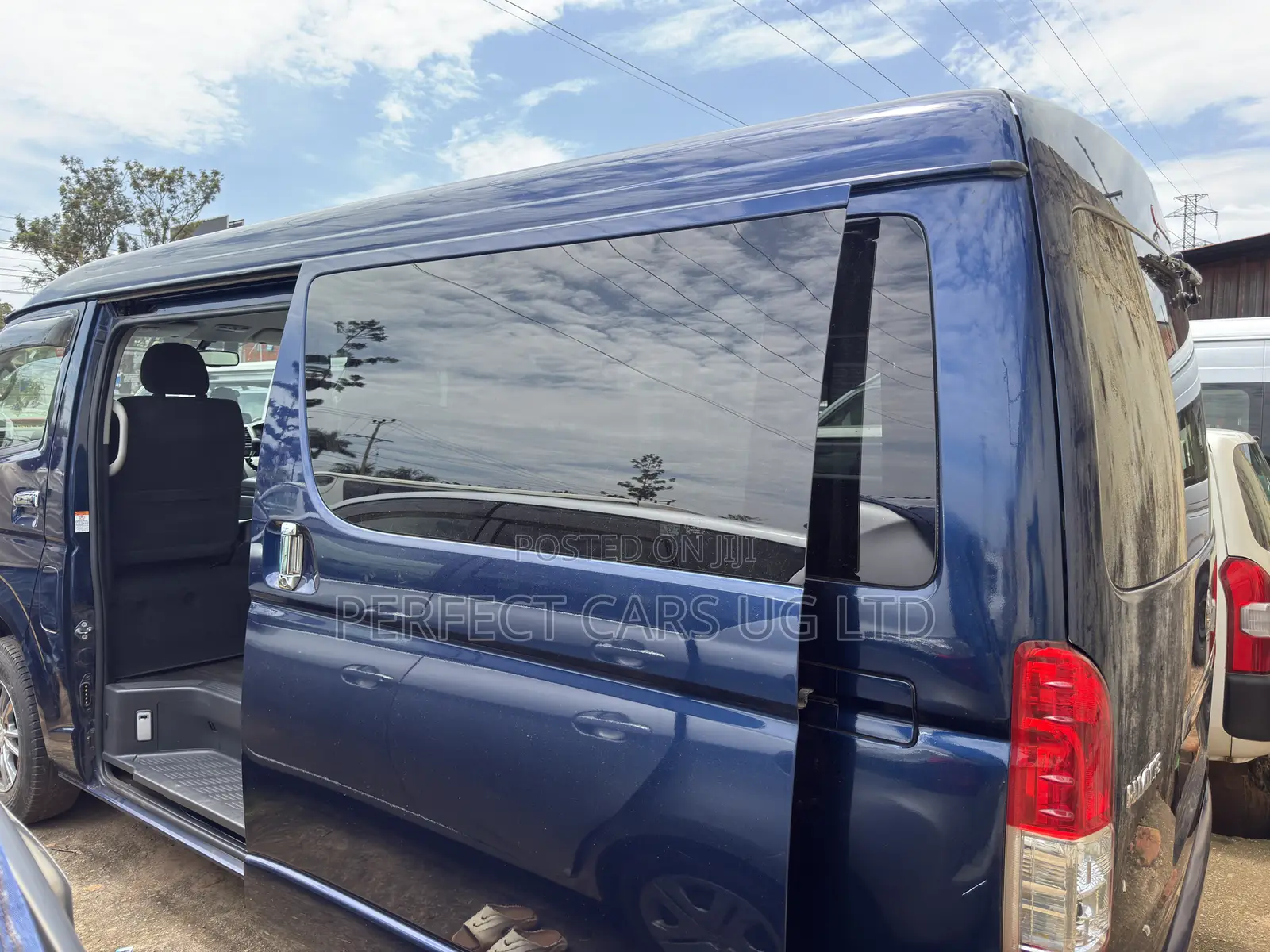 Toyota HiAce 2017 Blue
