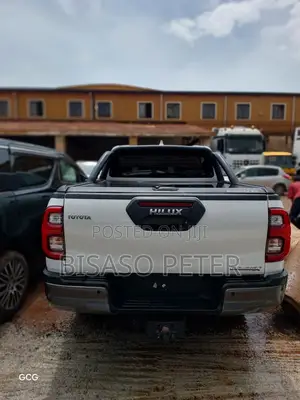 Toyota Hilux 2022 White
