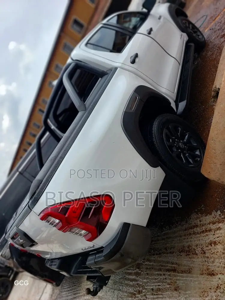 Toyota Hilux 2022 White