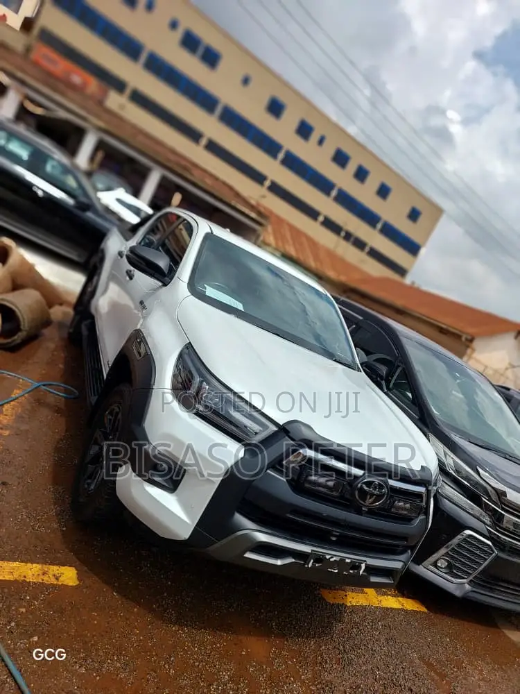 Toyota Hilux 2022 White