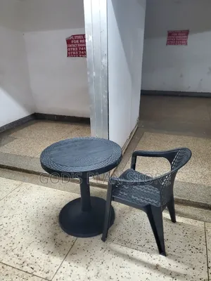 Round Reading Table and Chair Set
