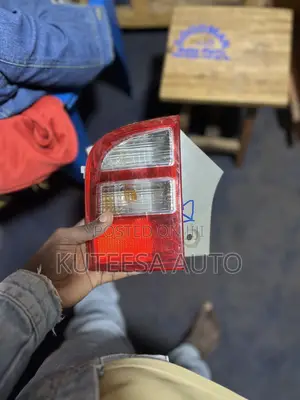 Toyota Isis( 2008 )Bumper Light