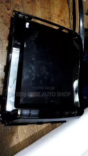 Landcruiser Lc200 V8 Tesla Radio and Screen