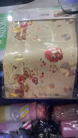 8 Seater Table Cloth/Gold