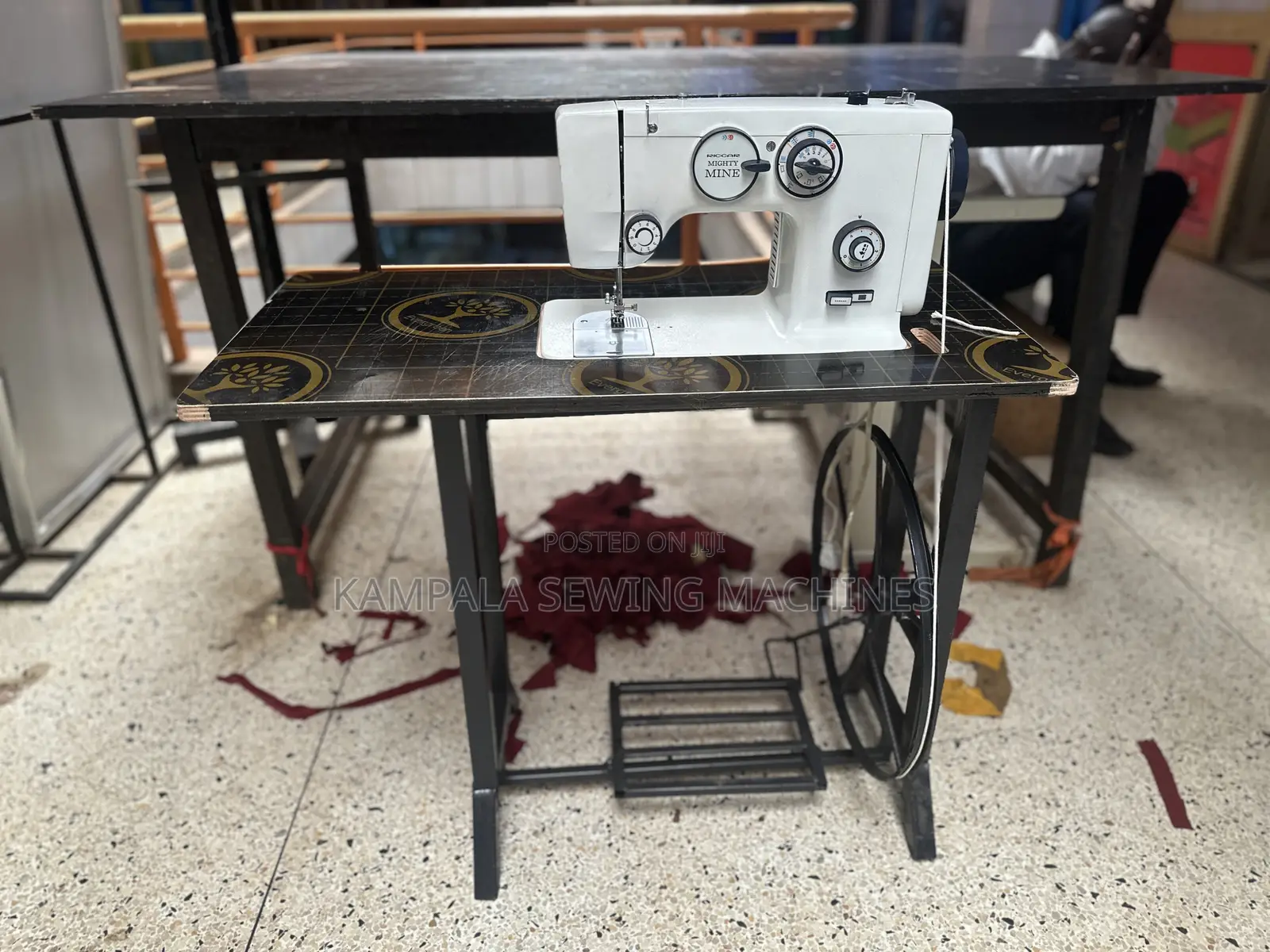 Zigzag Design Sewing Machines With Good Nice Looking Stand .