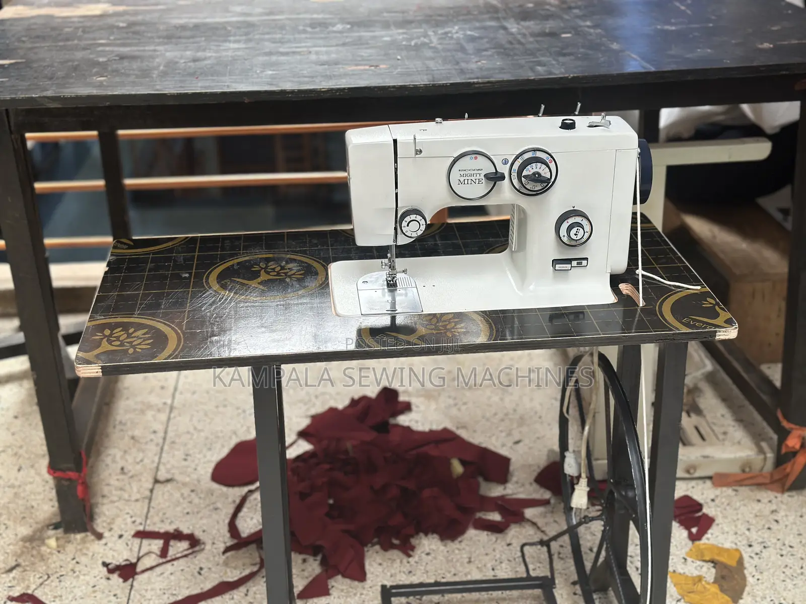 Zigzag Design Sewing Machines With Good Nice Looking Stand .