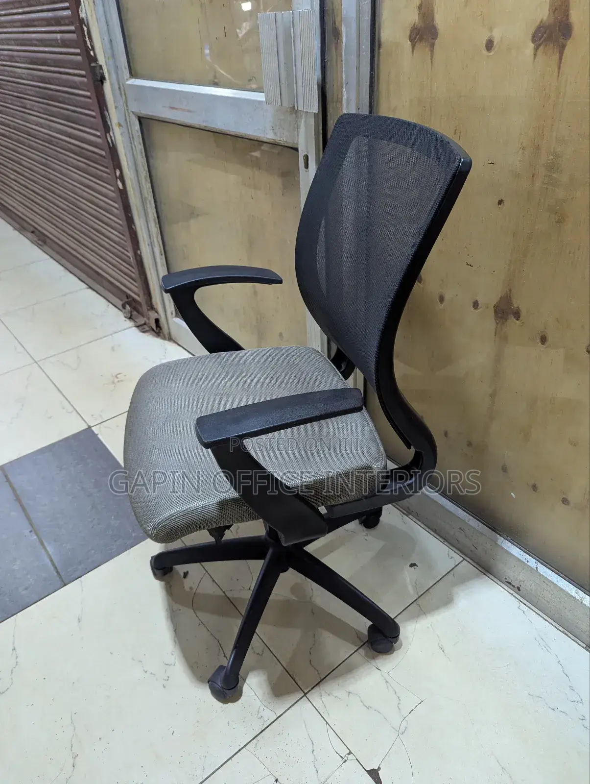Second Hand Office Chair, Adjustable and Price Negotiable