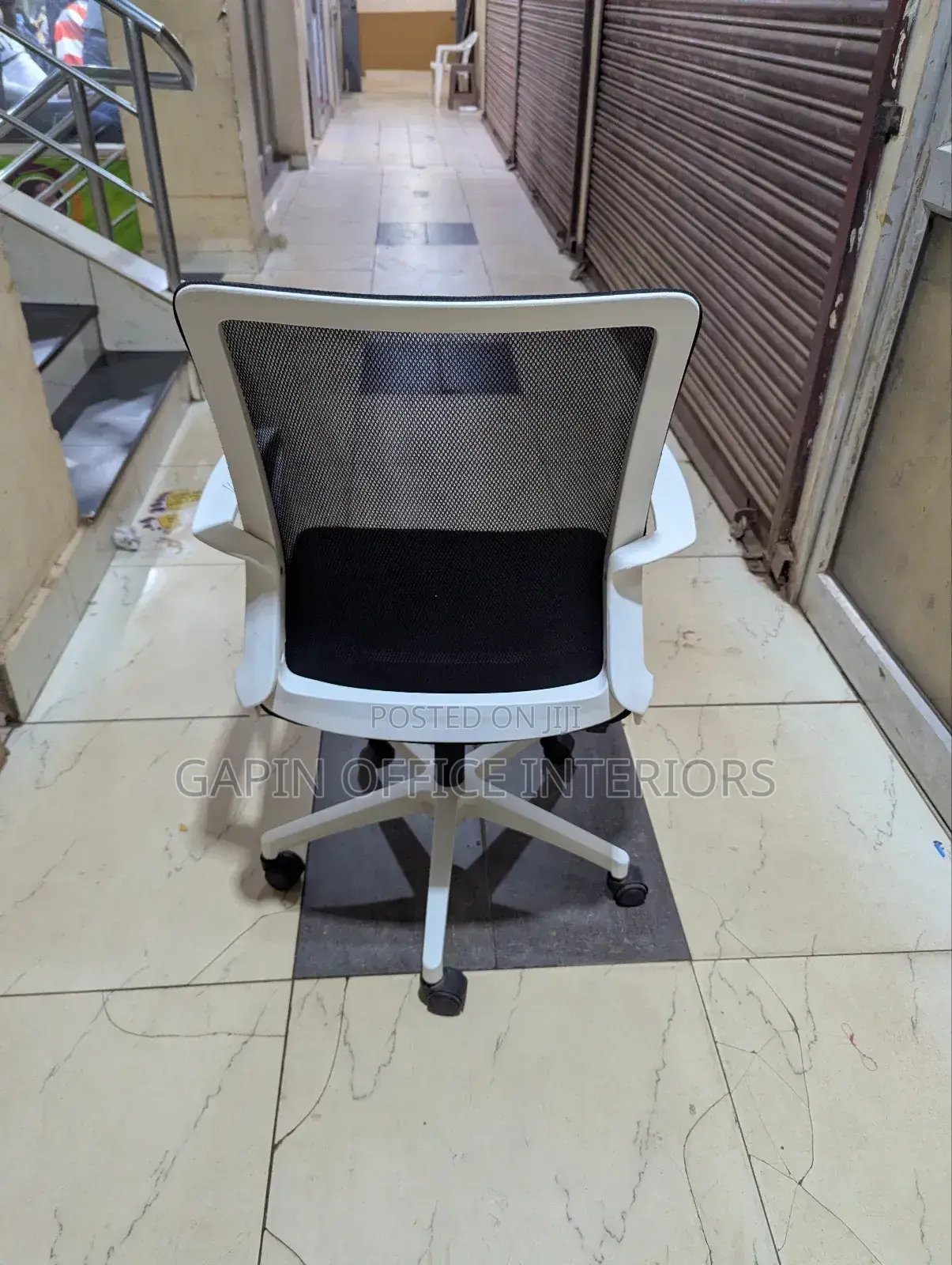Black and White Simple Office Chair With Fixed Armrests for Support