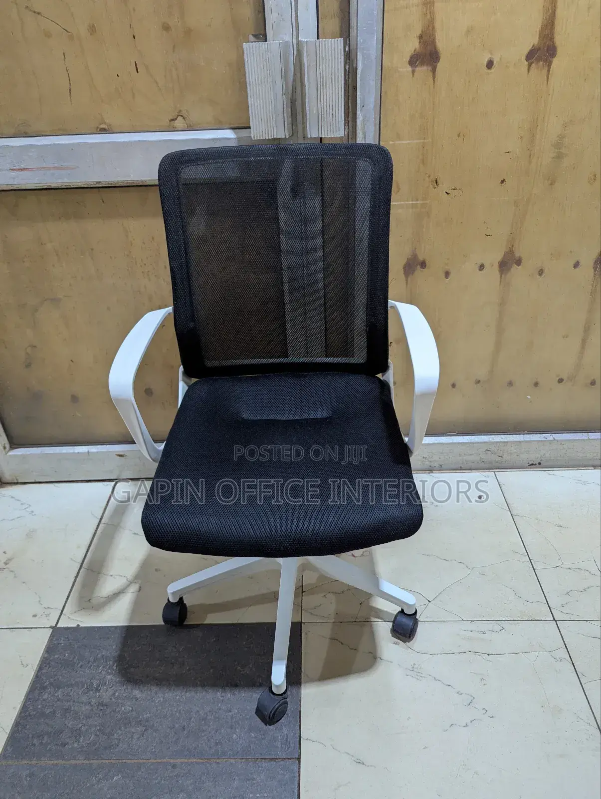 Black and White Simple Office Chair With Fixed Armrests for Support