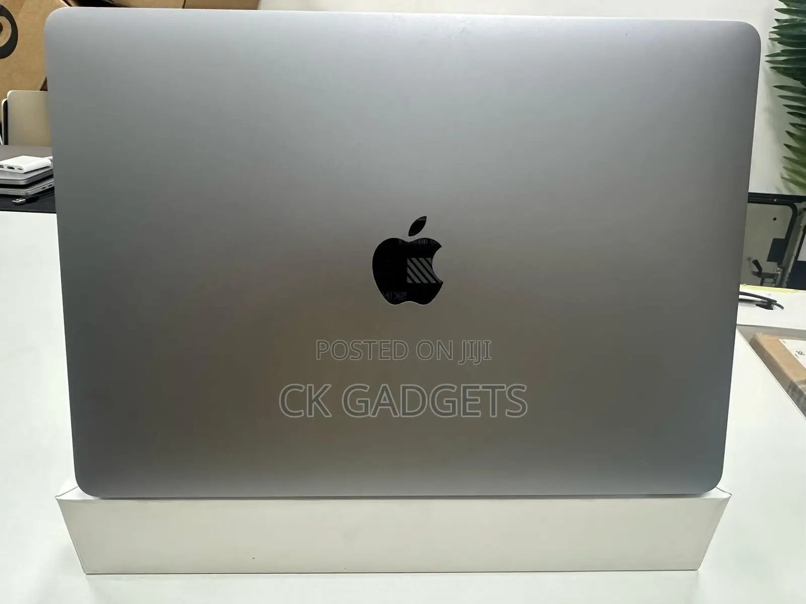 New Laptop Apple MacBook Pro 2022 M2 8GB Intel Core M2 SSD 256GB