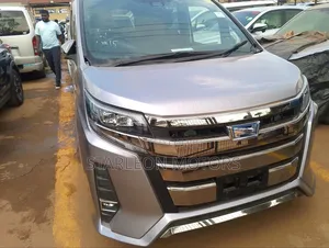 Toyota Noah 1.8 FWD Hybrid (7 seater) 2015 Silver