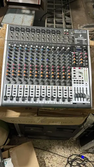 Behringer Xenyx Qx2442usb Mixing Console 24 Channels