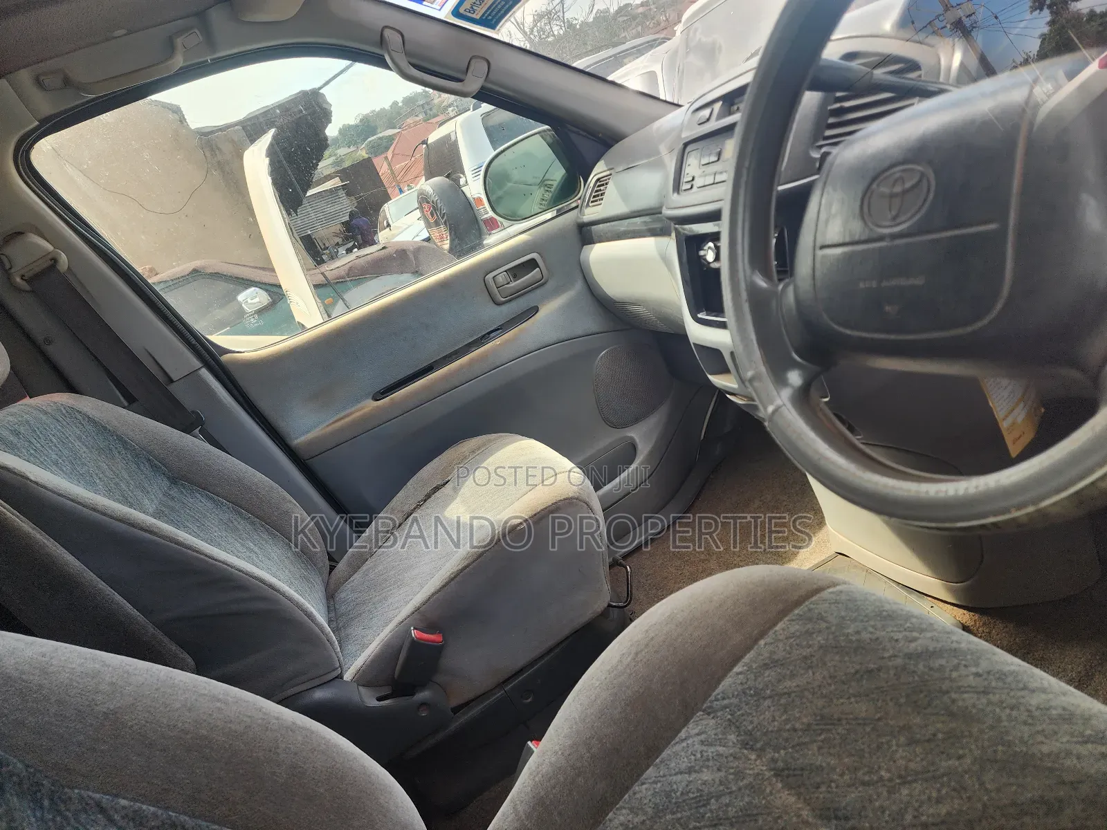 Toyota Regius 1998 White