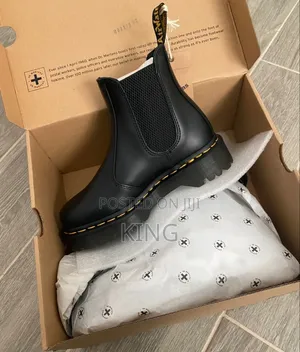 Dr. Martens 2976 Quad Chelsea Boot