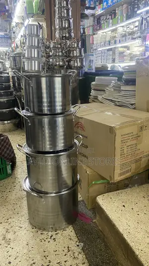 A 4 Set of Stainless Steel Saucepans With Lids Silver