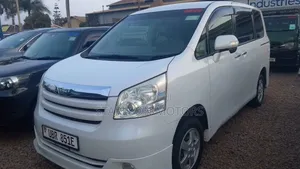 Toyota Noah 2.0 143hp AWD (8 Seater) 2010 White