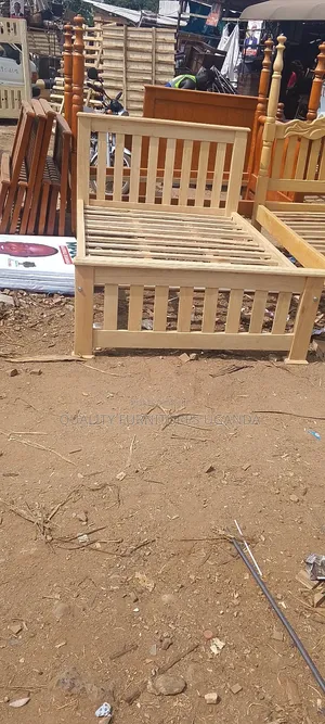 Double Bed Varnished 4*6 Bed