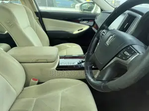 Toyota Crown 2015 Gold