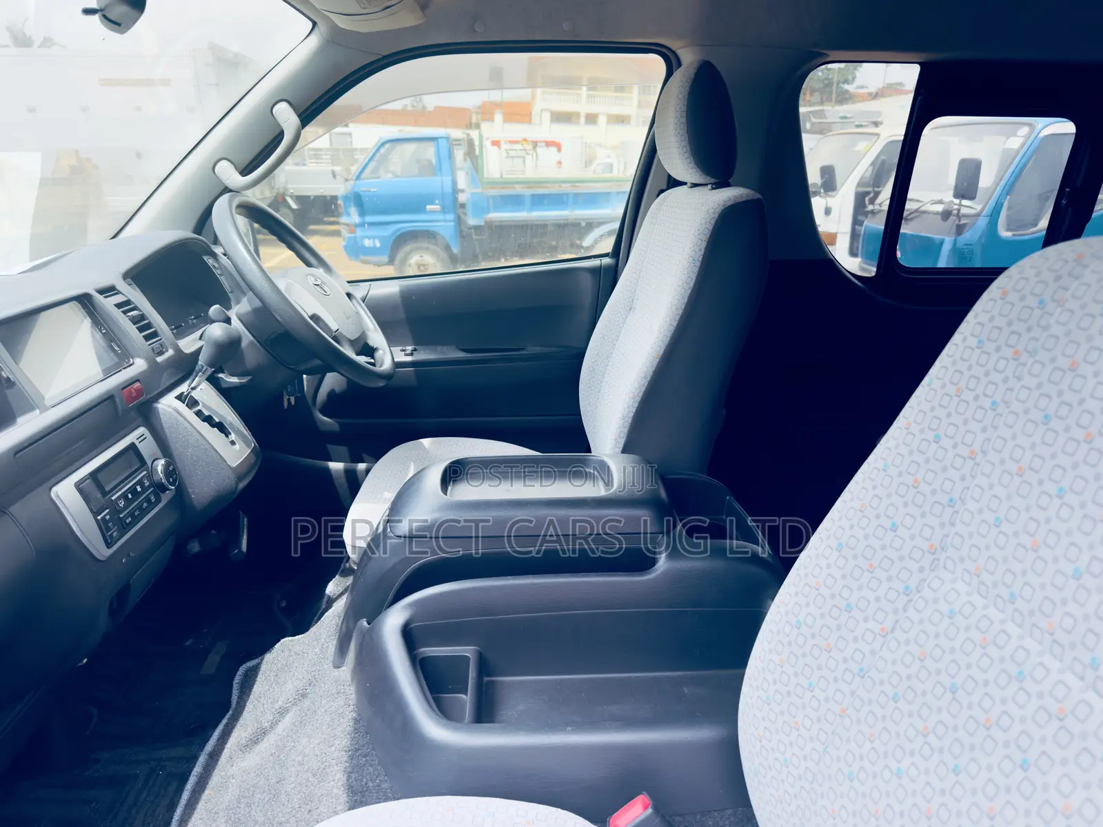 Toyota HiAce 2016 Blue