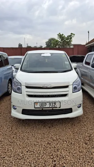 Toyota Noah 2.0 143hp AWD (8 Seater) 2010 White