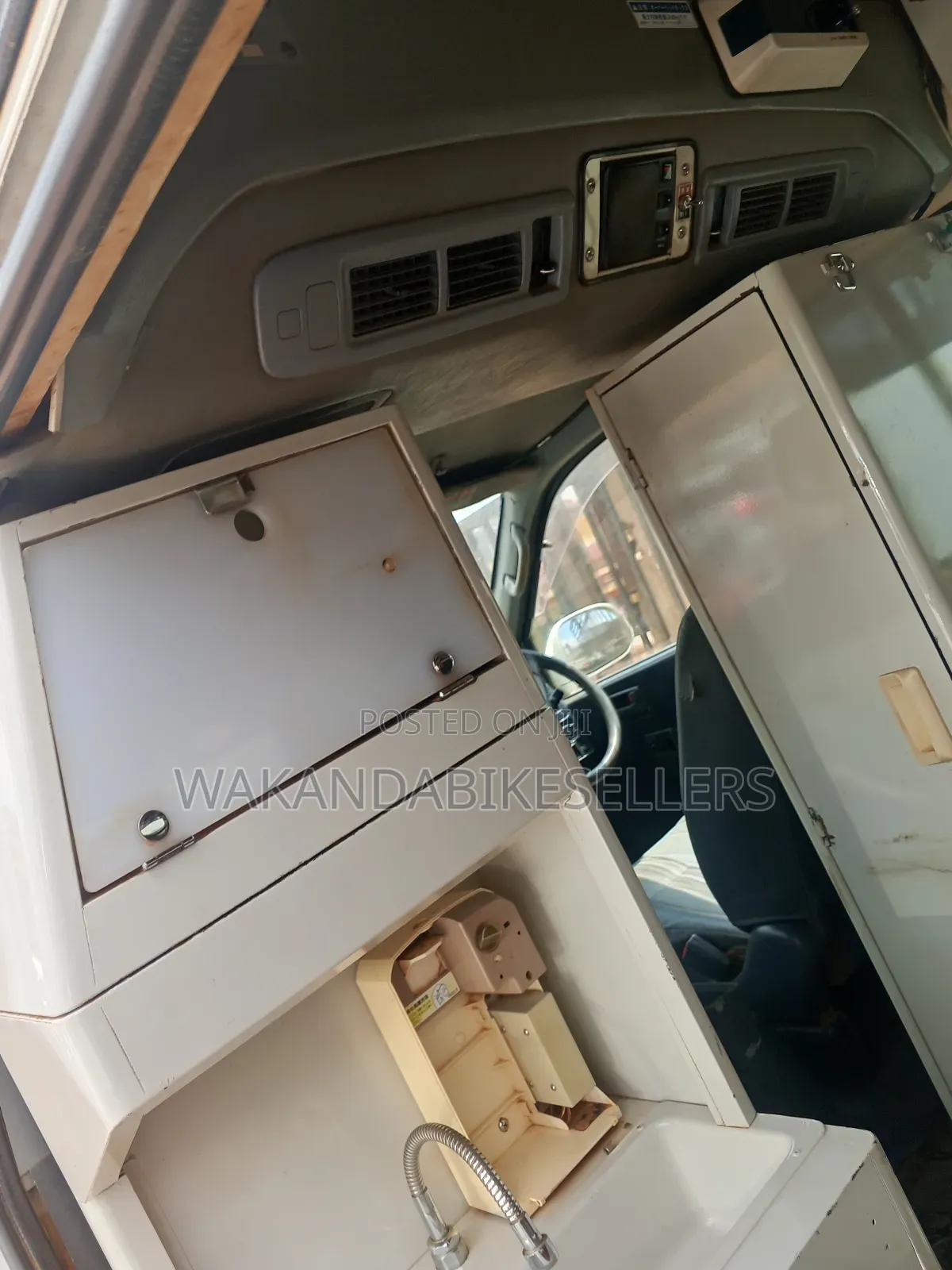 Toyota HiAce 2000 White