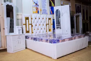 White Bed With Golden Stripes 5*6