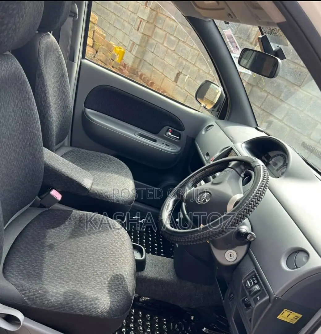 Toyota Sienta 2010 Gray