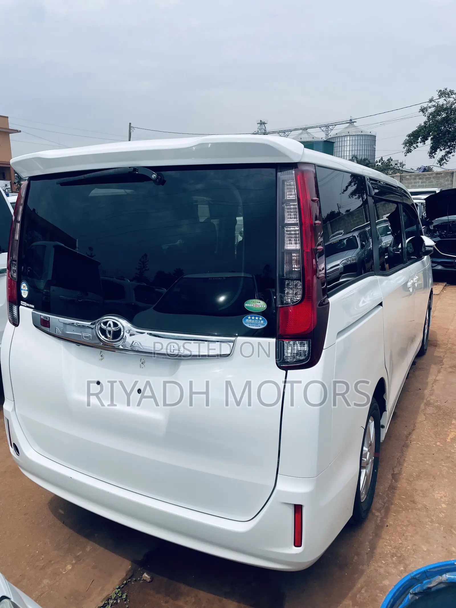 Toyota Noah 2.0 FWD (6 Seater) 2016 White