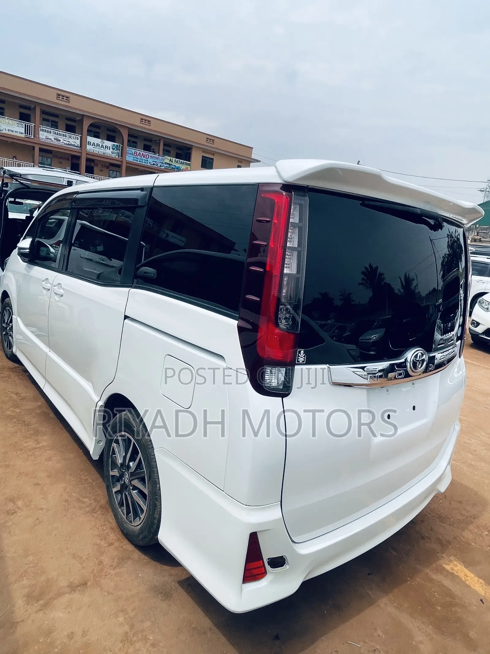 Toyota Noah 2.0 FWD (6 Seater) 2016 White