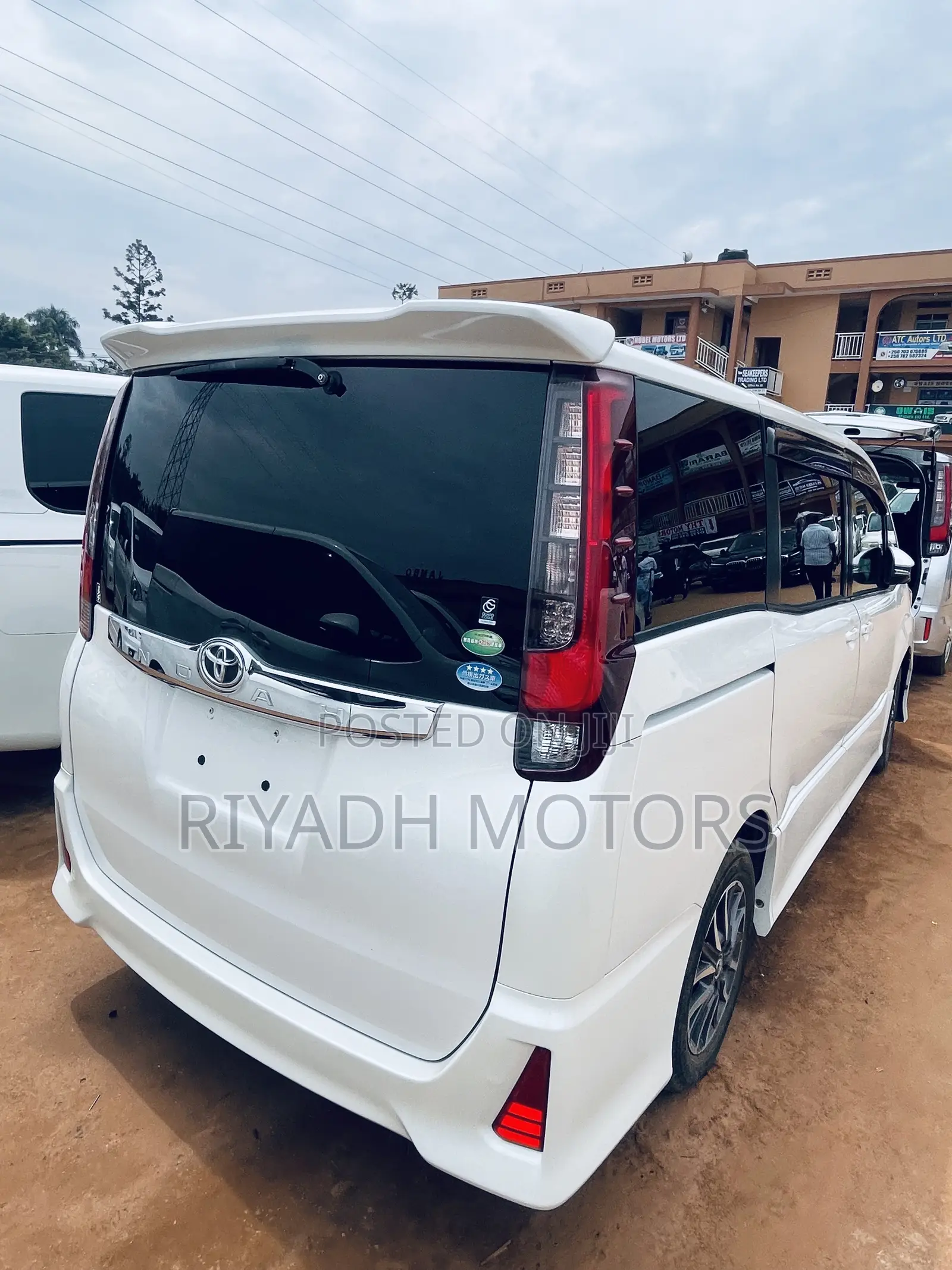 Toyota Noah 2.0 FWD (6 Seater) 2016 White