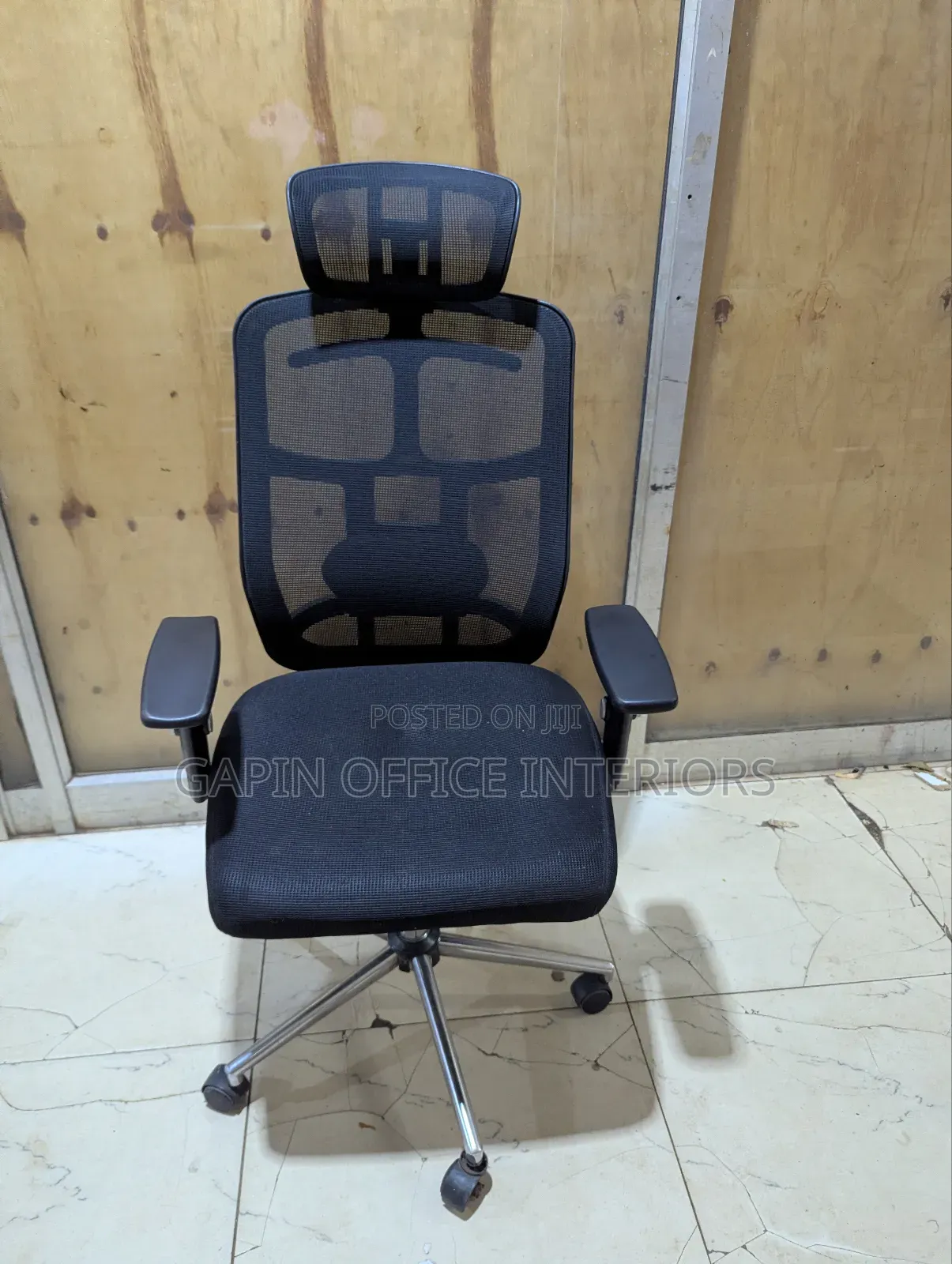 Headrest Office Chair With a Mesh Back, Adjustable Back and Height
