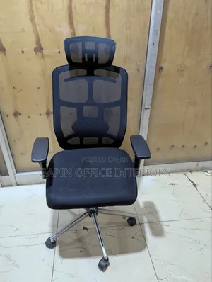Headrest Office Chair With a Mesh Back, Adjustable Back and Height
