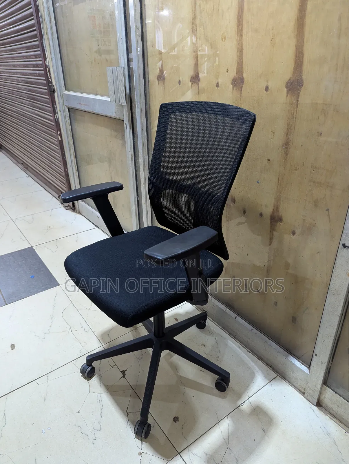 Office Chair With Adjustable Armests in a Very Good Condition