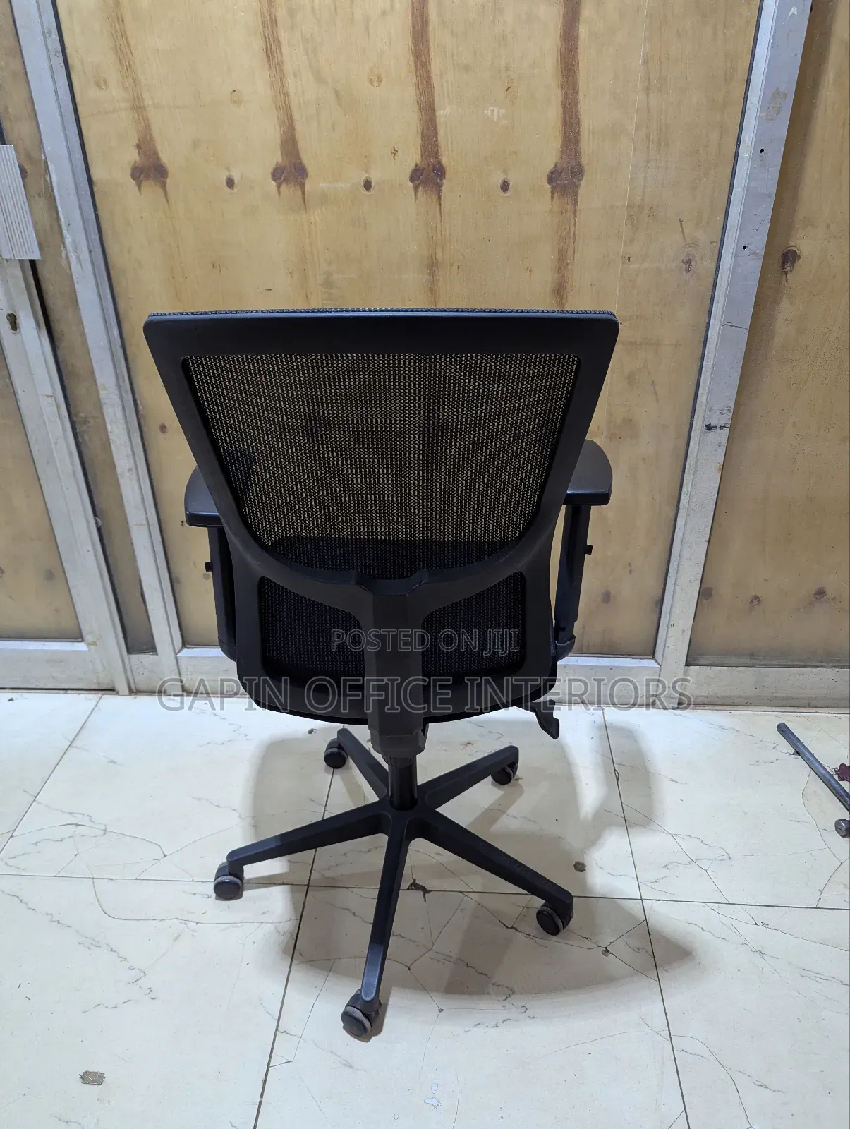 Office Chair With Adjustable Armests in a Very Good Condition