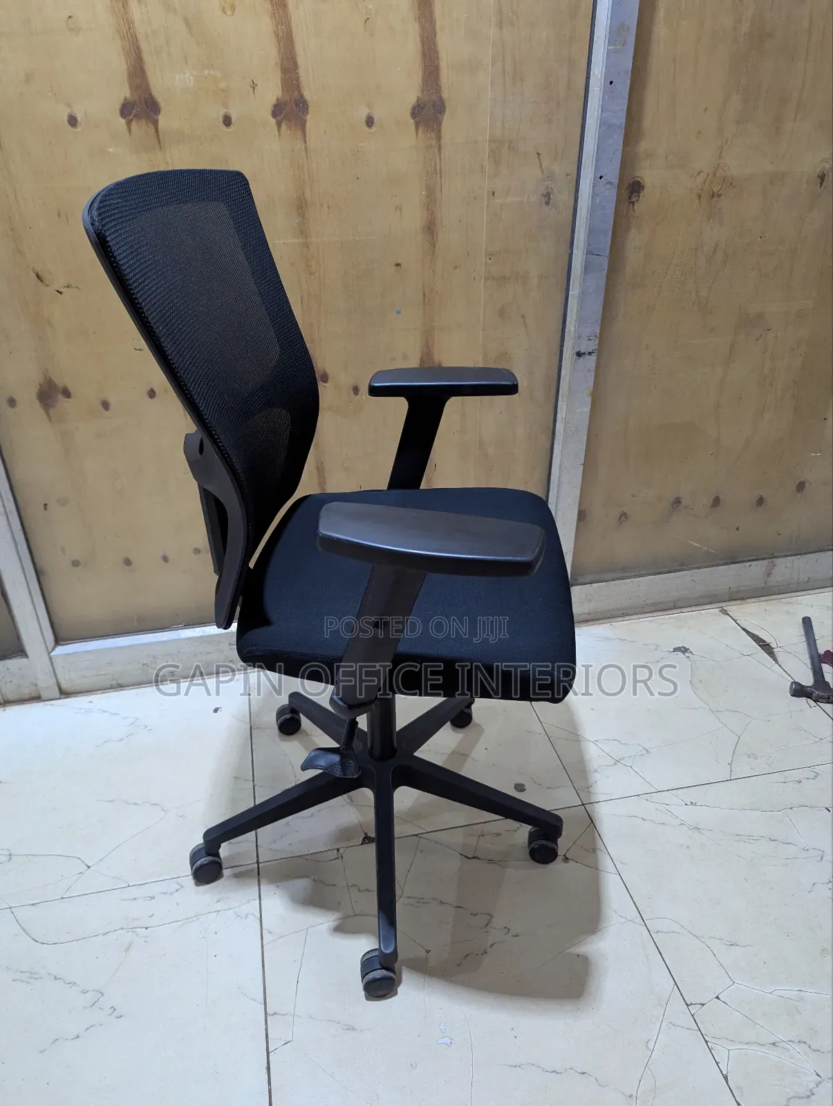 Office Chair With Adjustable Armests in a Very Good Condition