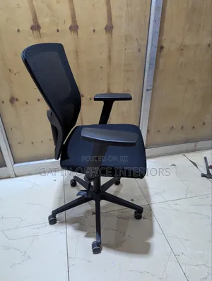 Office Chair With Adjustable Armests in a Very Good Condition