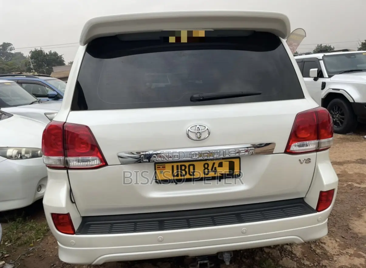 Toyota Land Cruiser 2010 White