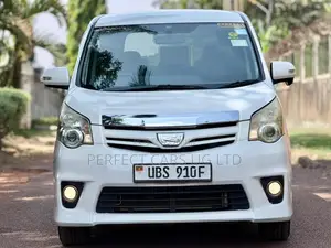 Toyota Noah 2.0 143hp AWD (8 Seater) 2010 Pearl