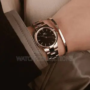 Rose Gold Dw Females Watch With a Bracelet