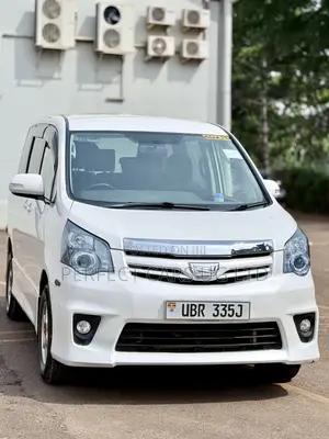 Toyota Noah 2.0 143hp AWD (7 Seater) 2011 Off white