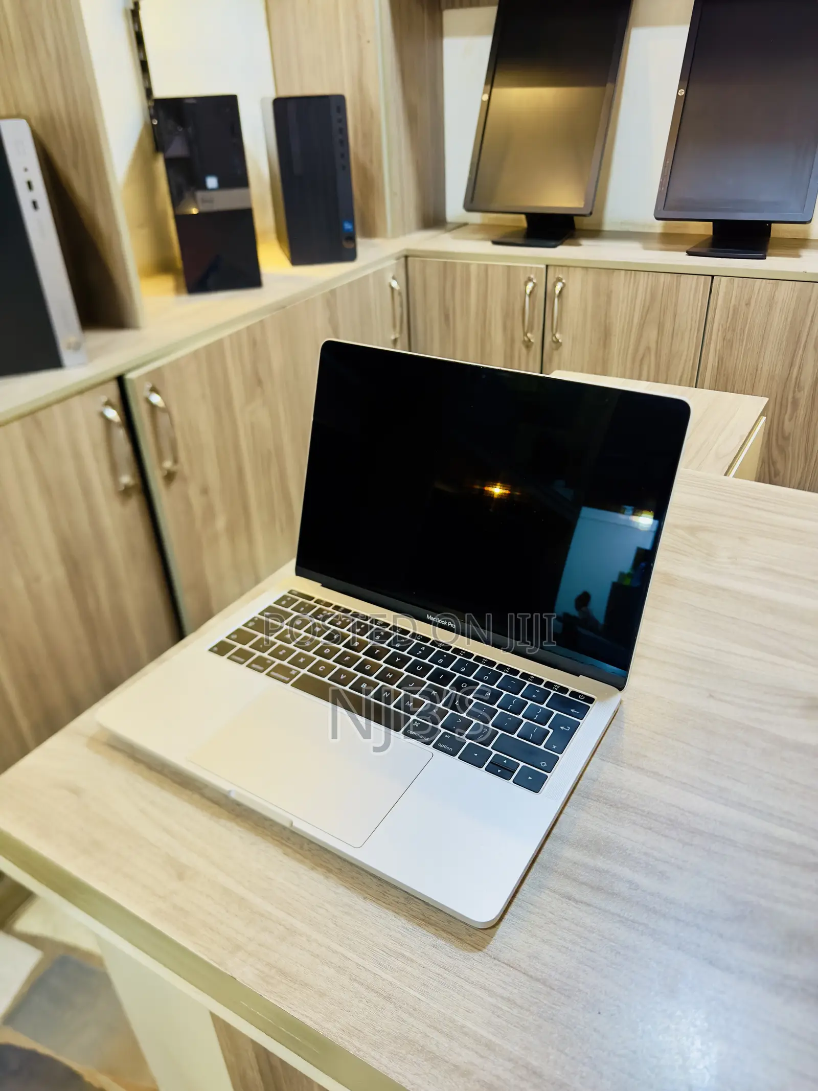 New Laptop Apple MacBook Pro 2017 8GB Intel Core I5 SSD 256GB