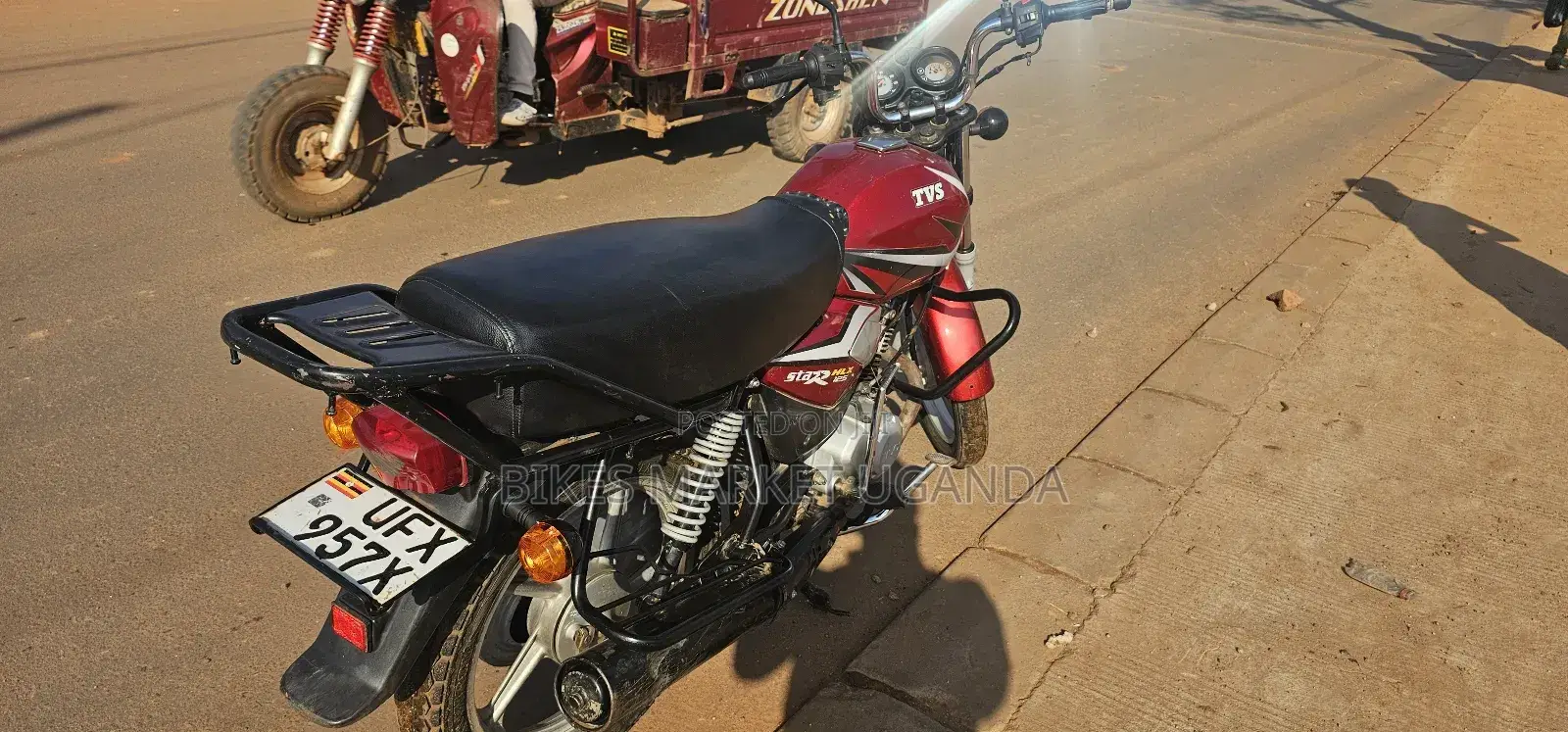 TVS HLX 125 2023 Red