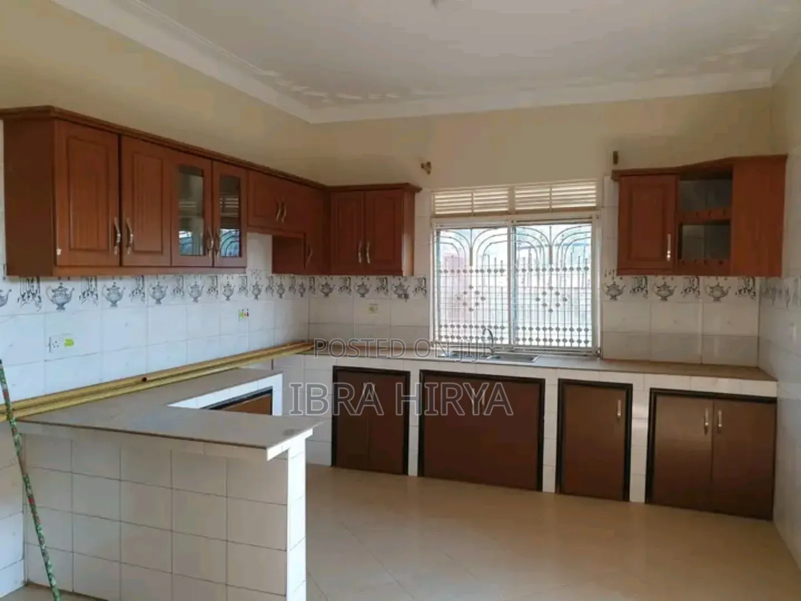 3bdrm Bungalow in Central Division for rent