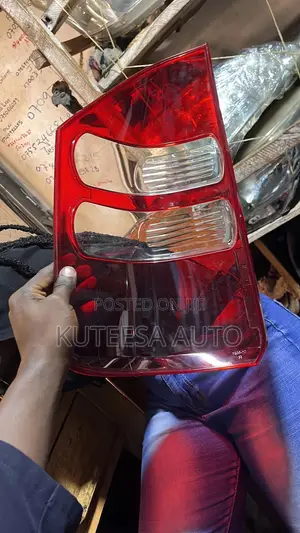 Noah 2010/2012 Rear Light (Glass)